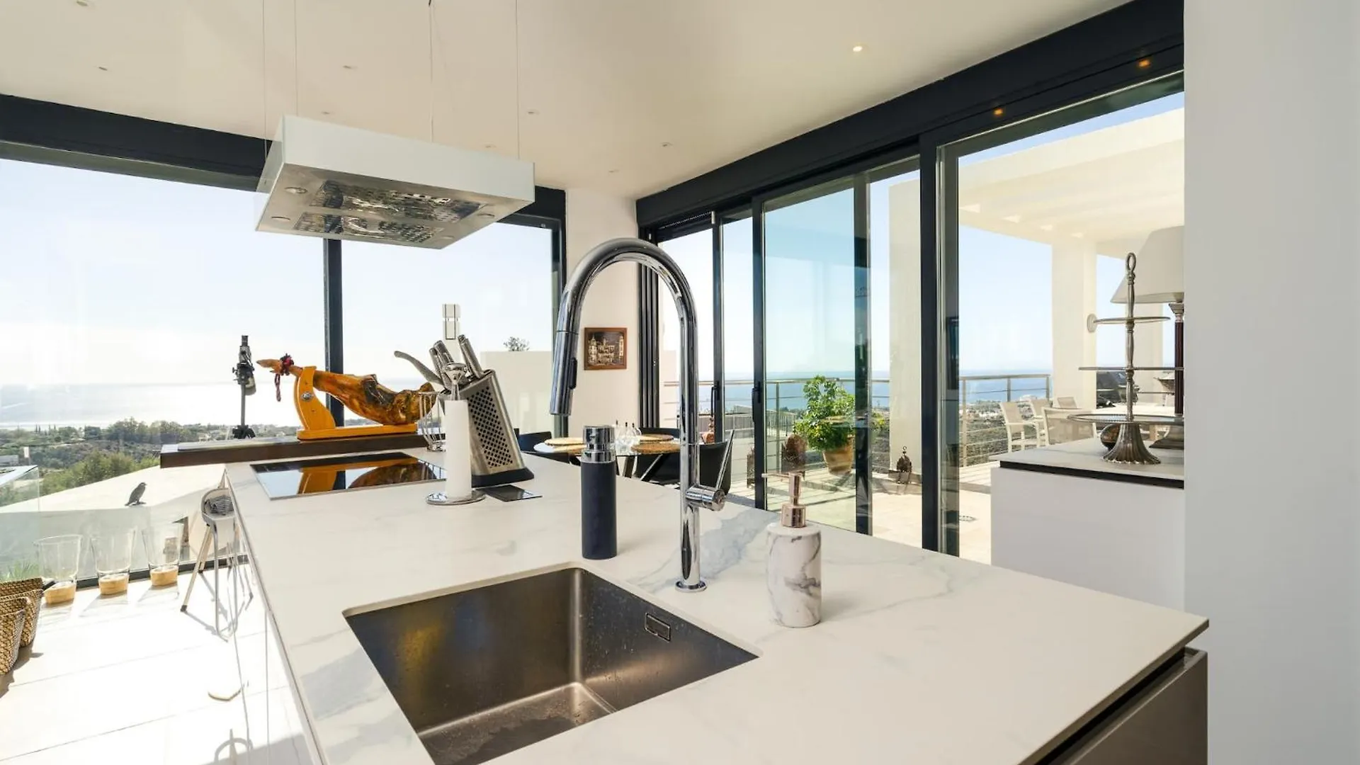 Lavish Villa With Private Pool Marbella
